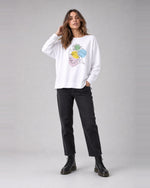 Bluză oversize din bumbac cu imprimeu chipuri, în nuanța alb, purtată pe model, All Above Boutique