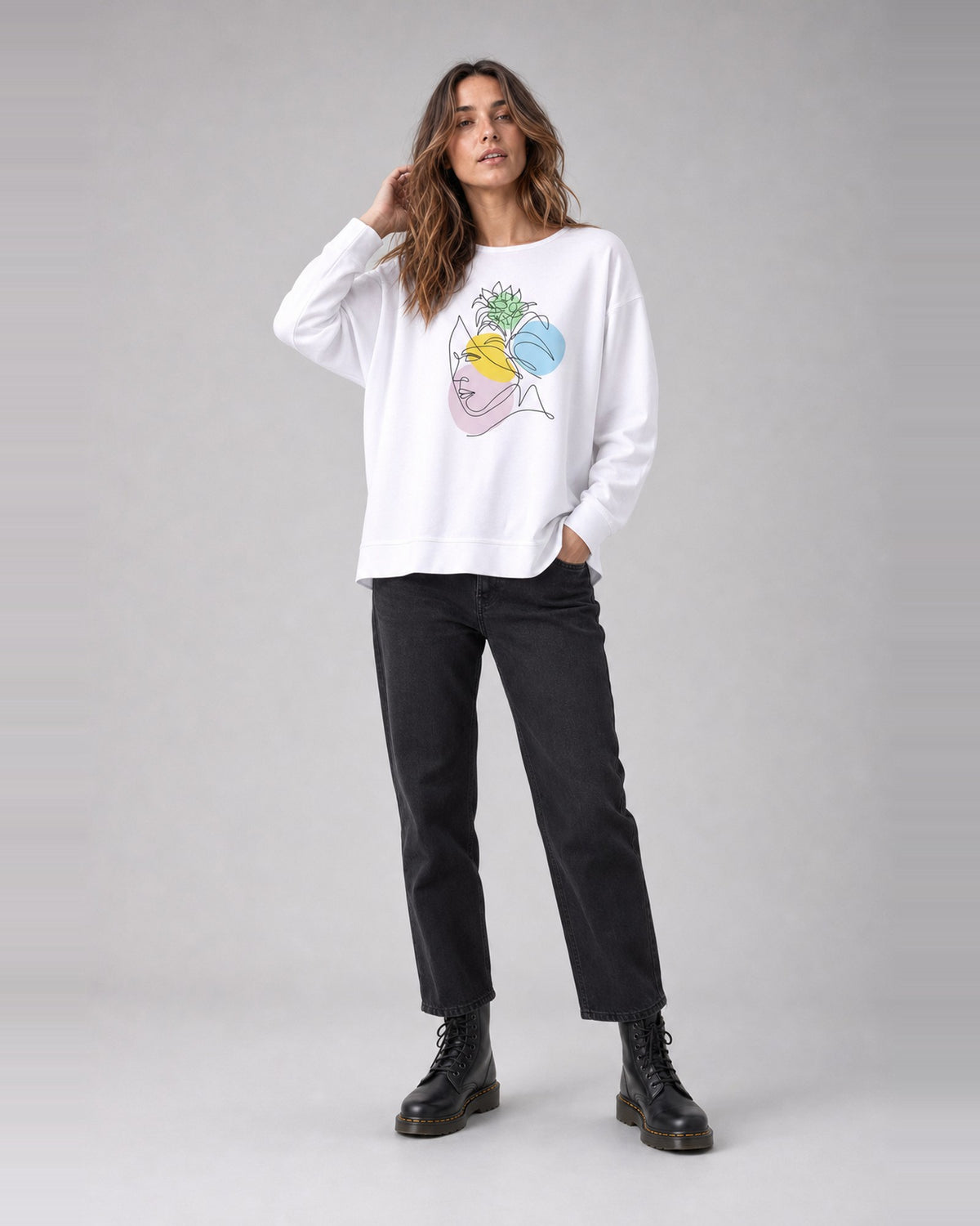 Bluză oversize din bumbac cu imprimeu chipuri, în nuanța alb, purtată pe model, All Above Boutique