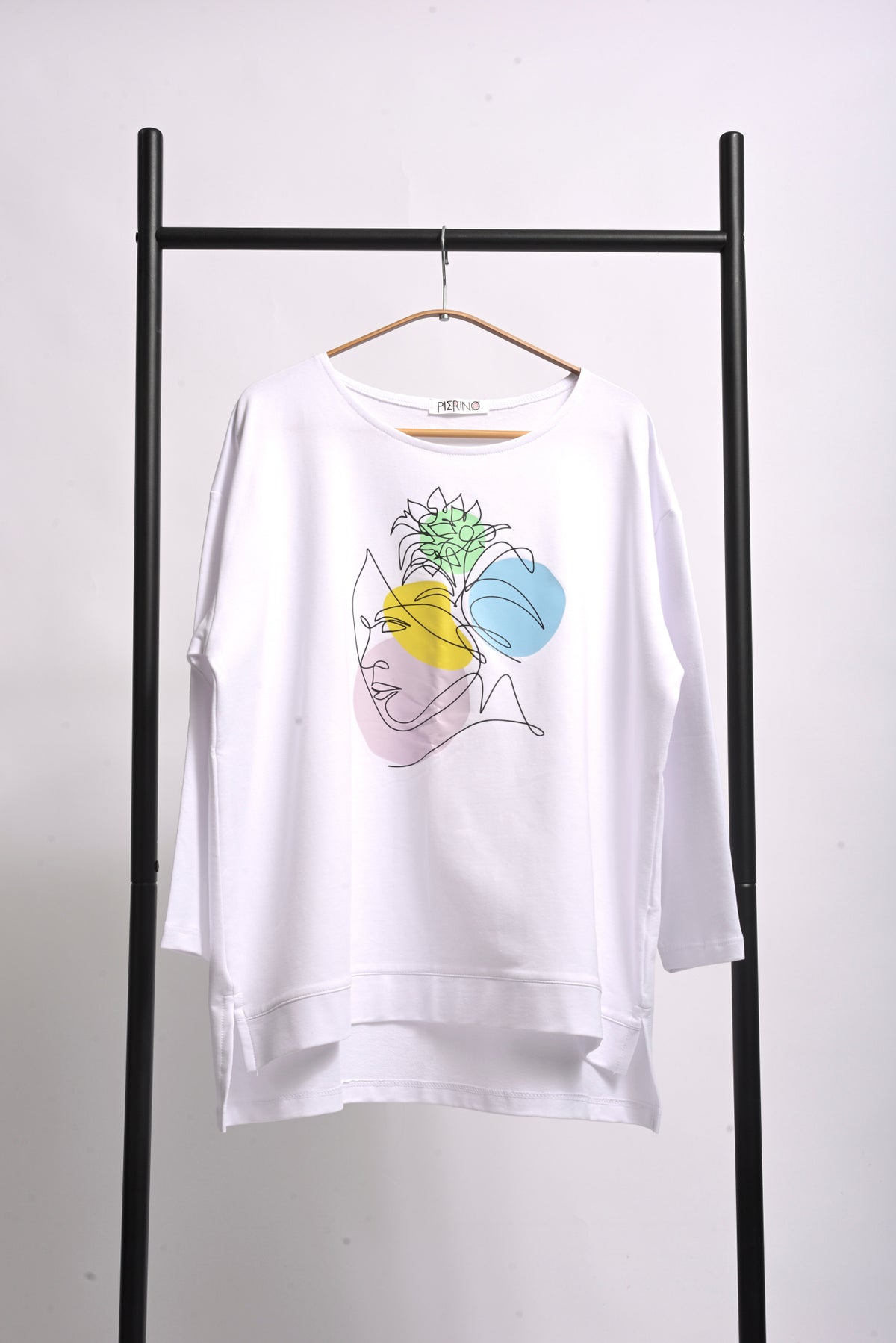 Bluză oversize din bumbac cu imprimeu chipuri, în nuanța albă, vedere frontală, All Above Boutique