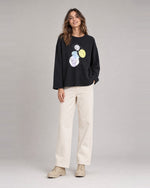 Bluză oversize din bumbac cu imprimeu chipuri, în nuanța negru, purtată pe model, All Above Boutique