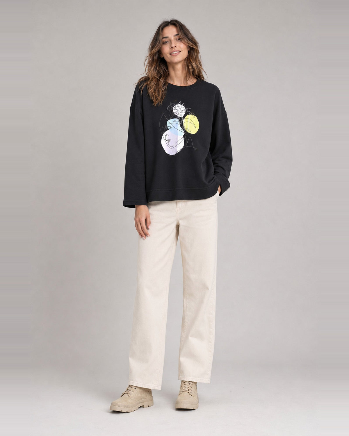 Bluză oversize din bumbac cu imprimeu chipuri, în nuanța negru, purtată pe model, All Above Boutique