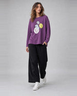 Bluză oversize din bumbac cu imprimeu chipuri, în nuanța violet, purtată pe model, All Above Boutique