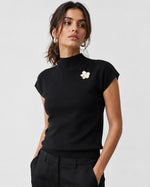 Bluză turtleneck fără mânecă cu broșă scoică, nuanța negru, vedere din față, All Above Boutique.