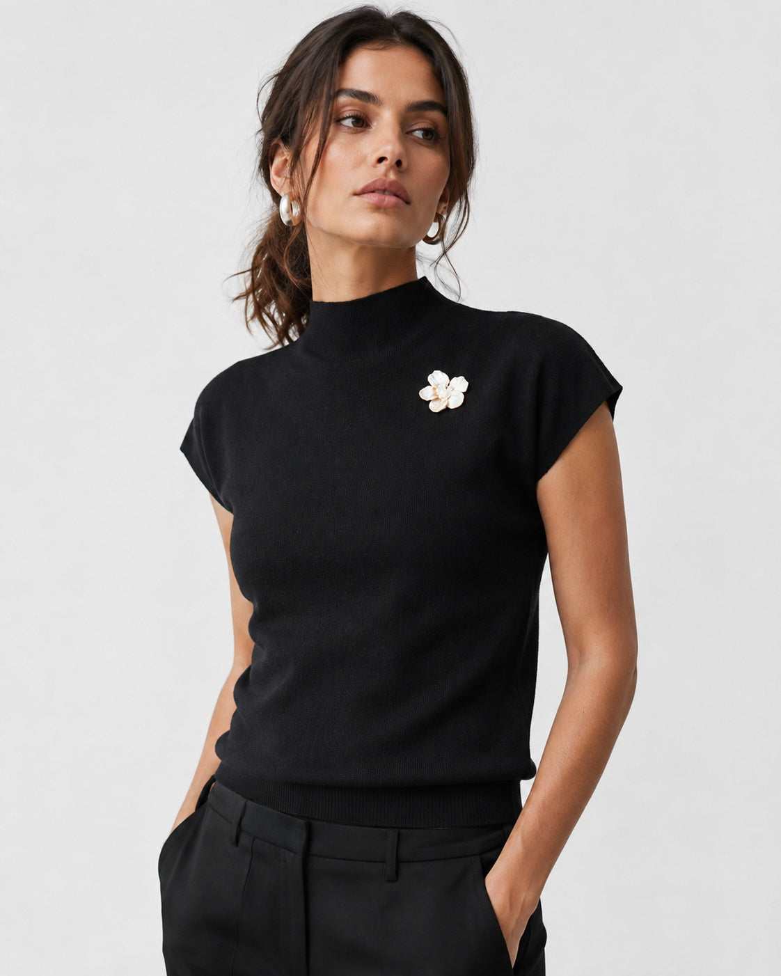 Bluză turtleneck fără mânecă cu broșă scoică, nuanța negru, vedere din față, All Above Boutique.