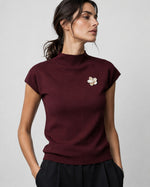 Bluză turtleneck fără mânecă cu broșă scoică, nuanța roșu închis, vedere din față, All Above Boutique.