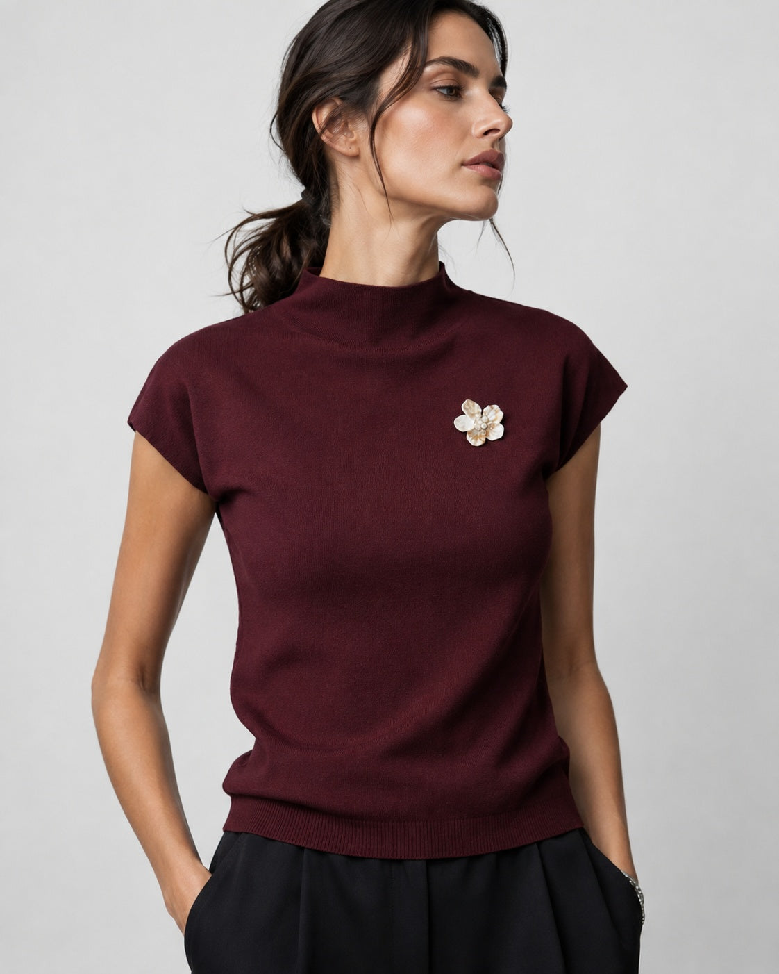 Bluză turtleneck fără mânecă cu broșă scoică, nuanța roșu închis, vedere din față, All Above Boutique.