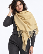 Eșarfă pătrată bej din cașmir cu franjuri, lăsată liber pe umăr - All Above Boutique