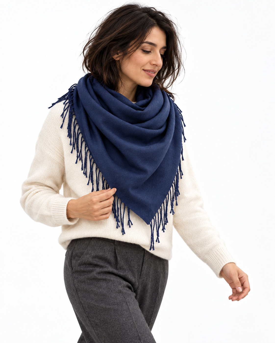 Eșarfă bleumarin din cașmir cu franjuri, înfășurată la gât - All Above Boutique