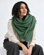 Eșarfă verde din cașmir cu franjuri, înfășurată la gât - All Above Boutique