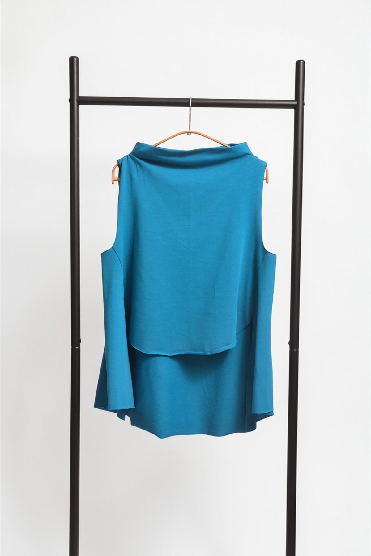 Top fără mâneci cu guler drapat și spate lung, în nuanța cyan, vedere frontală, All Above Boutique