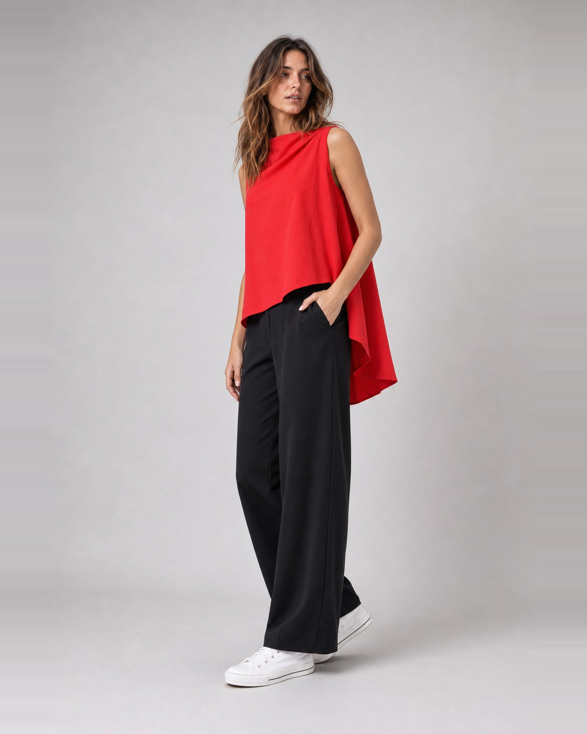 Top fără mâneci cu guler drapat și spate lung, în nuanța roșu, purtat pe model, All Above Boutique