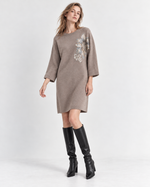 Rochie scurtă din tricot cu floare din paiete, bej, purtată cu cizme - All Above Boutique