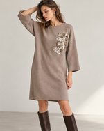 Rochie scurtă din tricot cu floare din paiete, bej, vedere frontală - All Above Boutique
