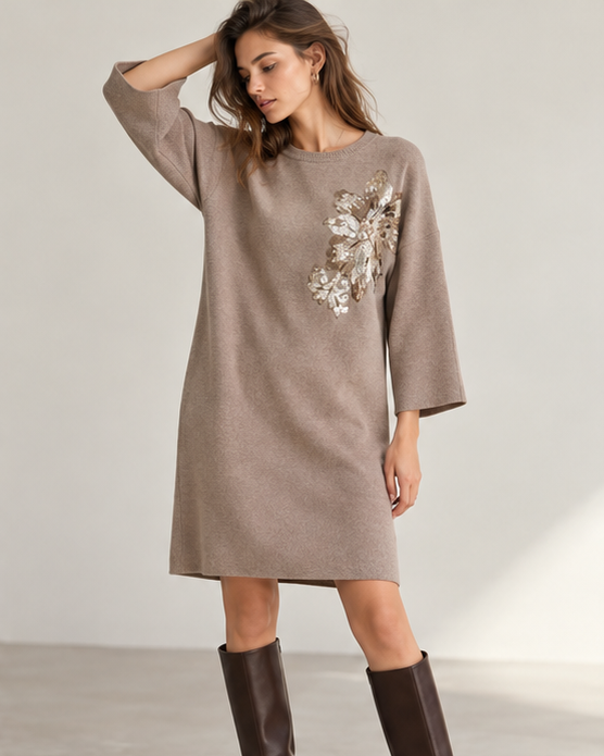 Rochie scurtă din tricot cu floare din paiete, bej, vedere frontală - All Above Boutique