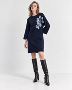 Rochie scurtă din tricot cu floare din paiete, bleumarin, purtată cu cizme - All Above Boutique