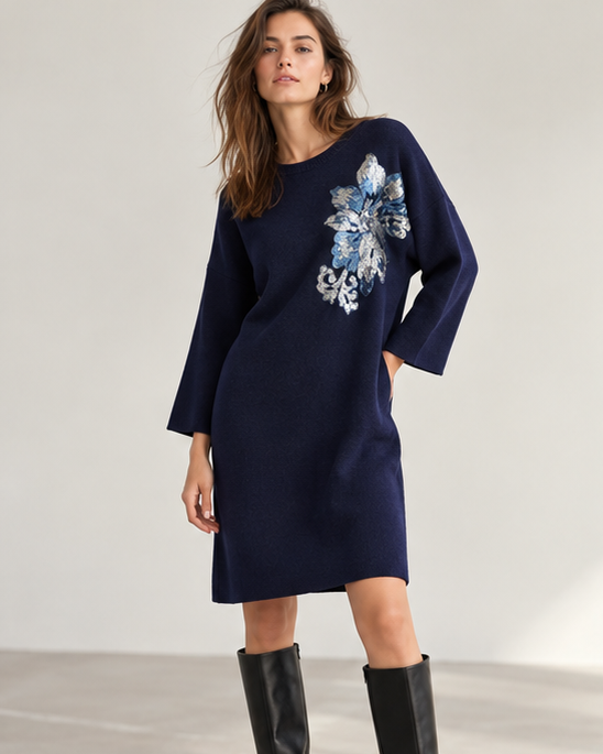 Rochie scurtă din tricot cu floare din paiete, bleumarin, vedere frontală - All Above Boutique