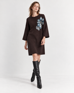 Rochie scurtă din tricot cu floare din paiete, maro cafea, purtată cu cizme - All Above Boutique