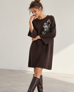Rochie scurtă din tricot cu floare din paiete, maro cafea, vedere frontală - All Above Boutique