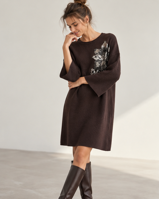 Rochie scurtă din tricot cu floare din paiete, maro cafea, vedere frontală - All Above Boutique