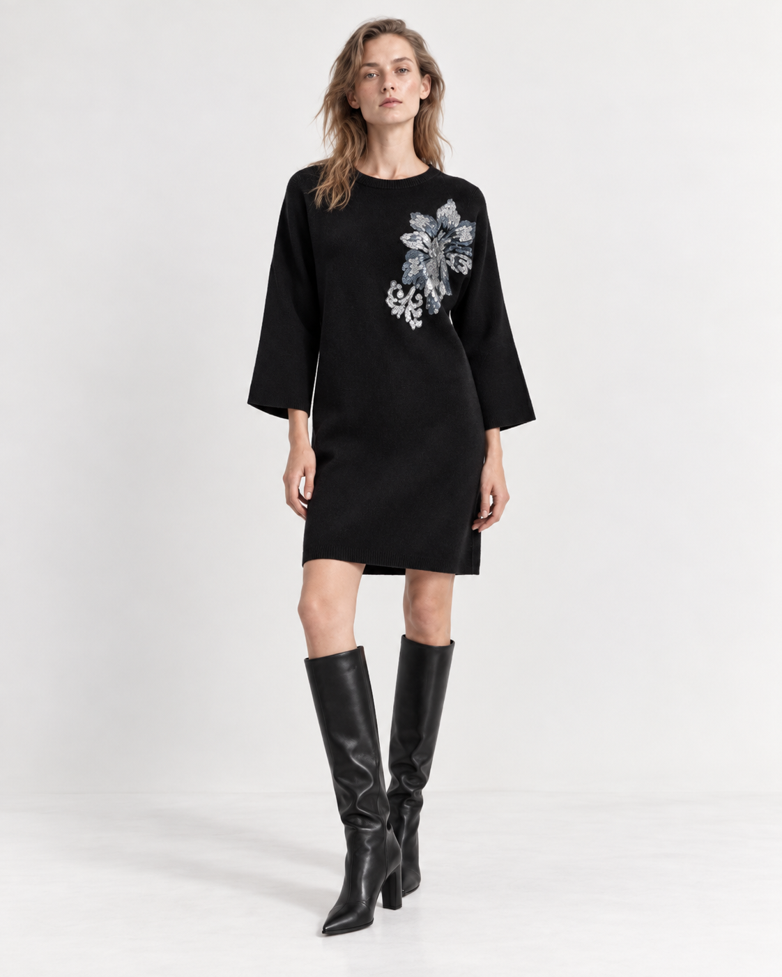 Rochie scurtă din tricot cu floare din paiete, negru, purtată cu cizme - All Above Boutique