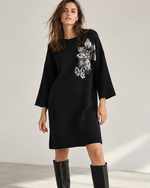 Rochie scurtă din tricot cu floare din paiete, negru, vedere frontală - All Above Boutique