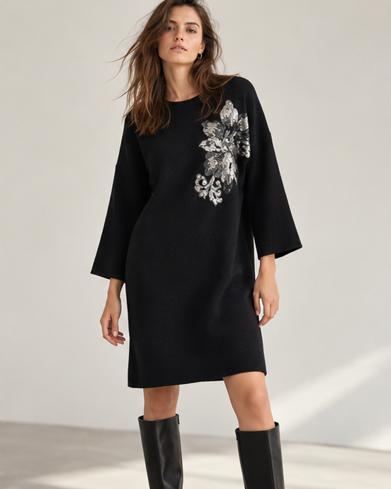 Rochie scurtă din tricot cu floare din paiete, negru, vedere frontală - All Above Boutique