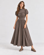 Rochie lungă din tricot cu guler înalt și mânecă bufantă, maro, vedere frontală - All Above Boutique
