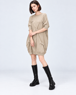 Rochie mini din tricot cu nasturi decorativi și siluetă cocon, bej, vedere frontală - All Above Boutique