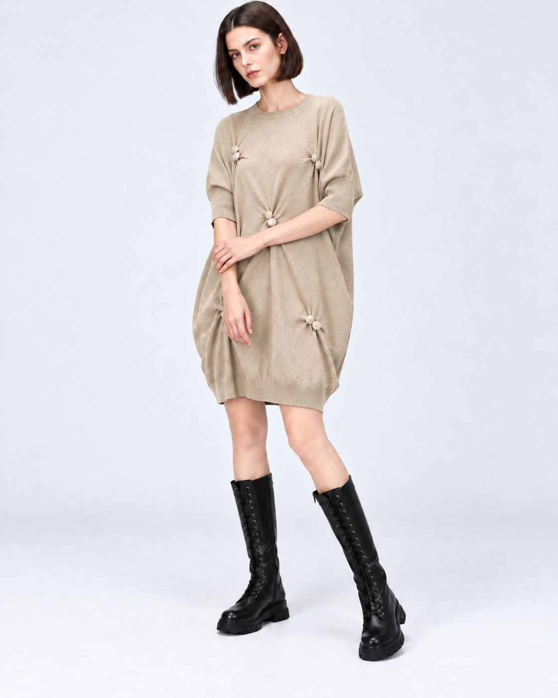Rochie mini din tricot cu nasturi decorativi și siluetă cocon, bej, vedere frontală - All Above Boutique
