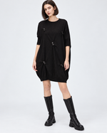 Rochie mini din tricot cu nasturi decorativi și siluetă cocon, negru, vedere frontală - All Above Boutique