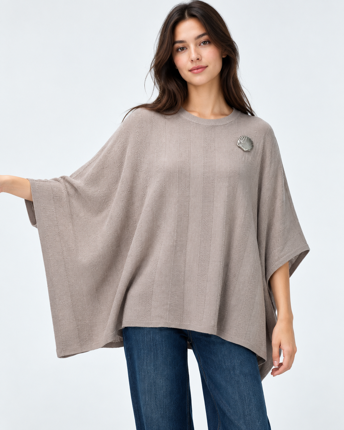 Bluză oversize din tricot cu broșă scoică și croi fluture, bej, cu mânecile deschise - All Above Boutique