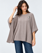 Bluză oversize din tricot cu broșă scoică și croi fluture, bej, vedere frontală - All Above Boutique