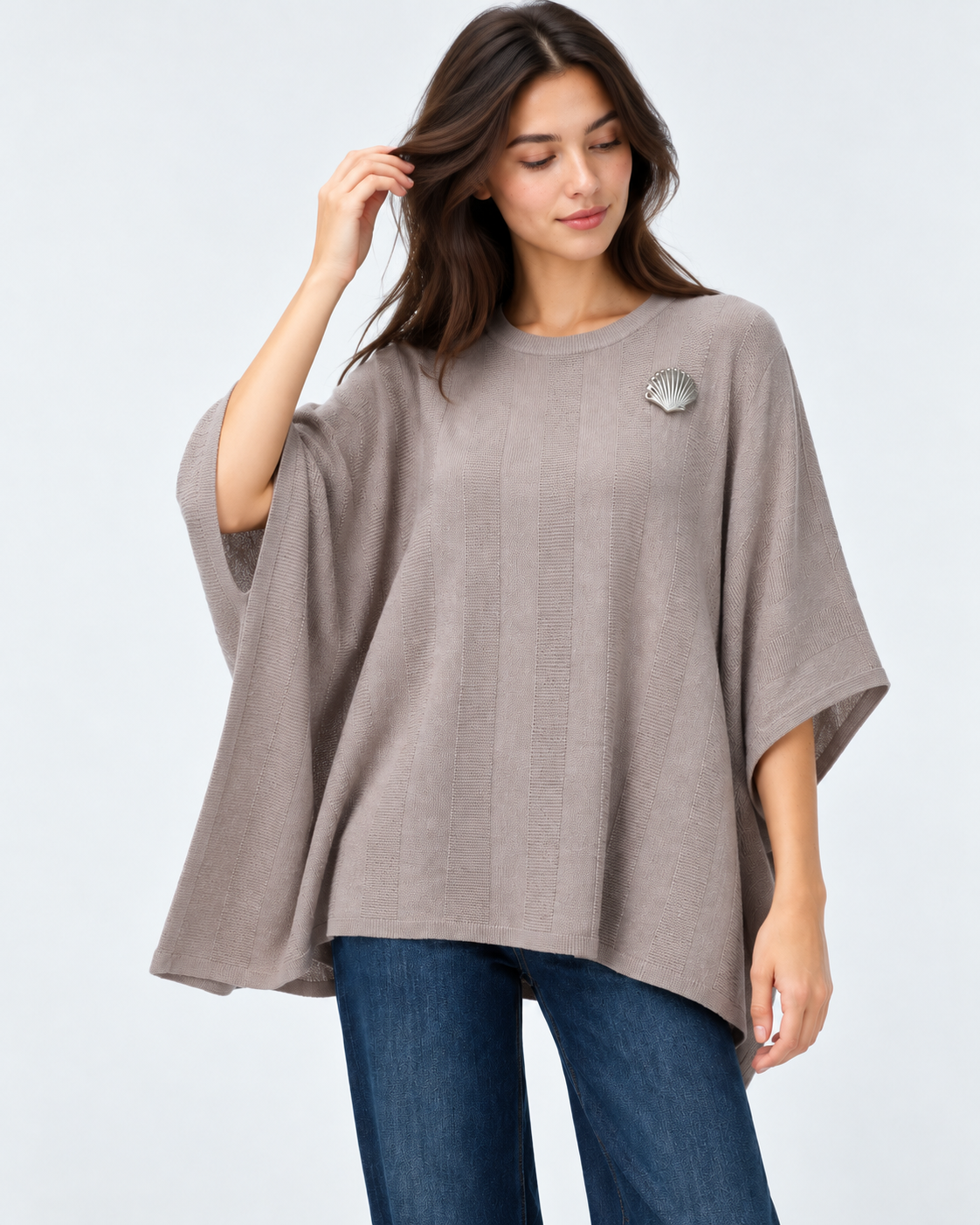 Bluză oversize din tricot cu broșă scoică și croi fluture, bej, vedere frontală - All Above Boutique