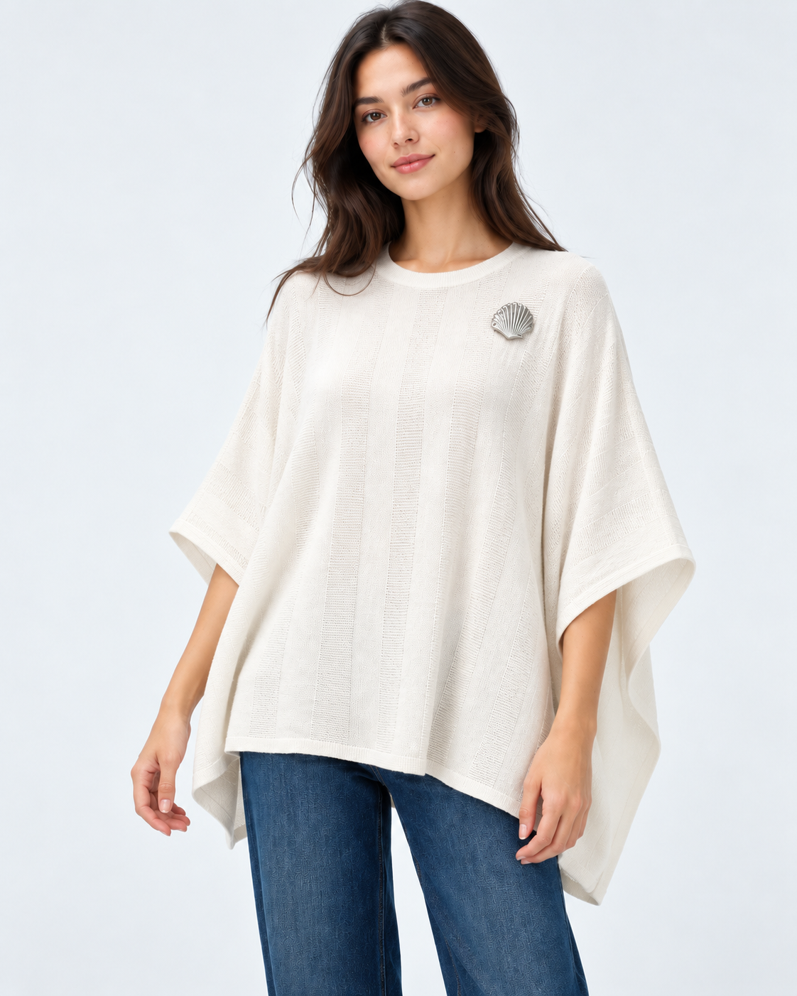 Bluză oversize din tricot cu broșă scoică și croi fluture, ivoire, vedere frontală - All Above Boutique