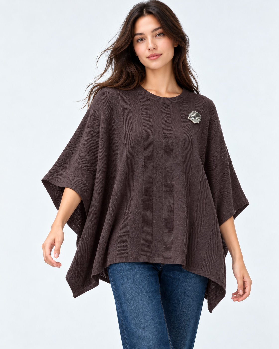 Bluză oversize din tricot cu broșă scoică și croi fluture, maro cafea, vedere frontală - All Above Boutique