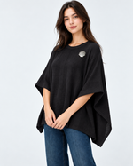 Bluză oversize din tricot cu broșă scoică și croi fluture, negru, vedere frontală - All Above Boutique