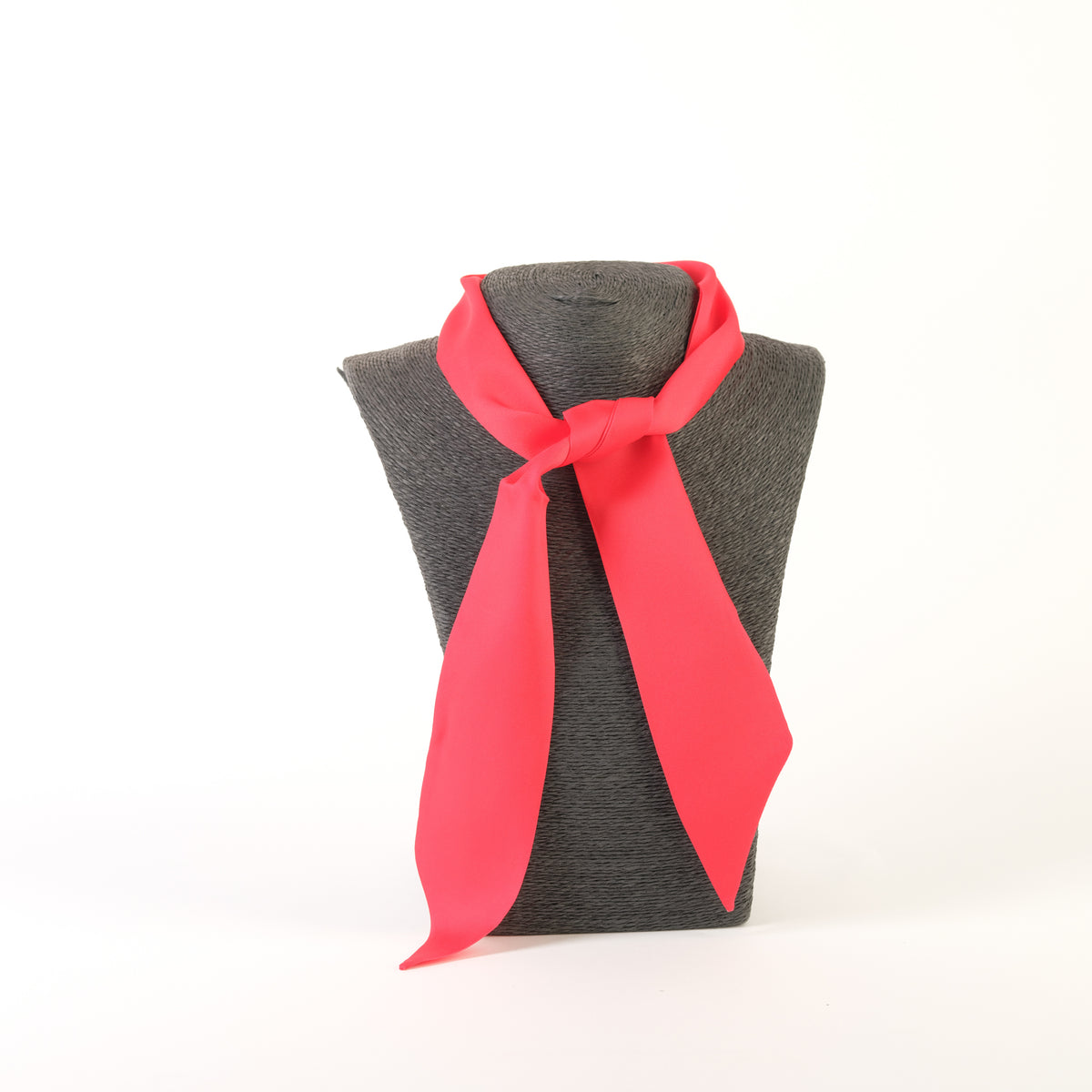 Eșarfă satinată expusă pe un suport gri, versatilă pentru a fi purtată ca bentiță, cravată sau accesoriu pentru geantă.