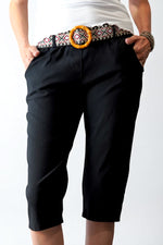 Pantaloni negri tip bermude cu talie elastică, curea decorativă și croială confortabilă