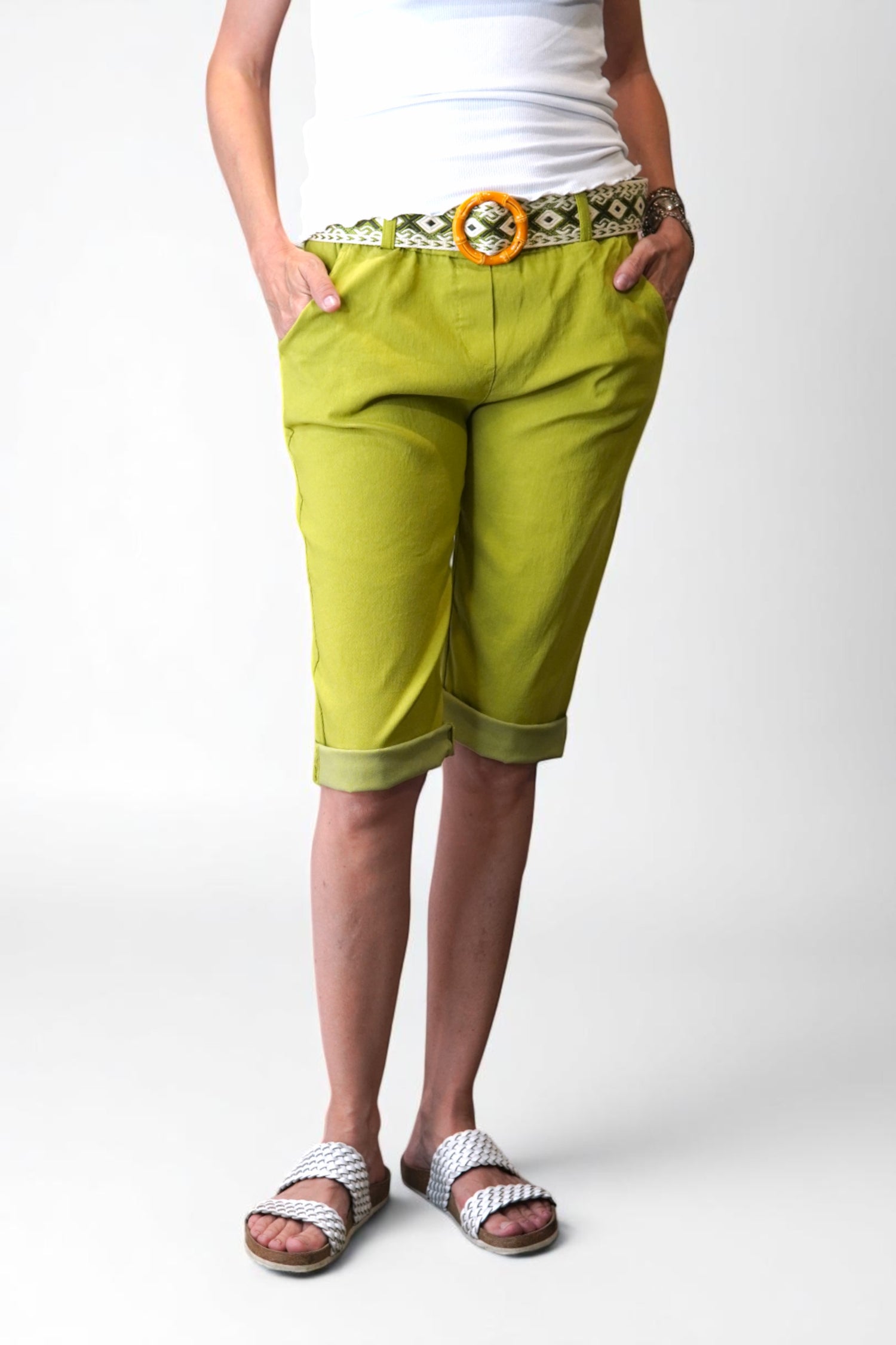 Pantaloni bermude galben-muștar cu curea lată cu model geometric și buzunare adânci