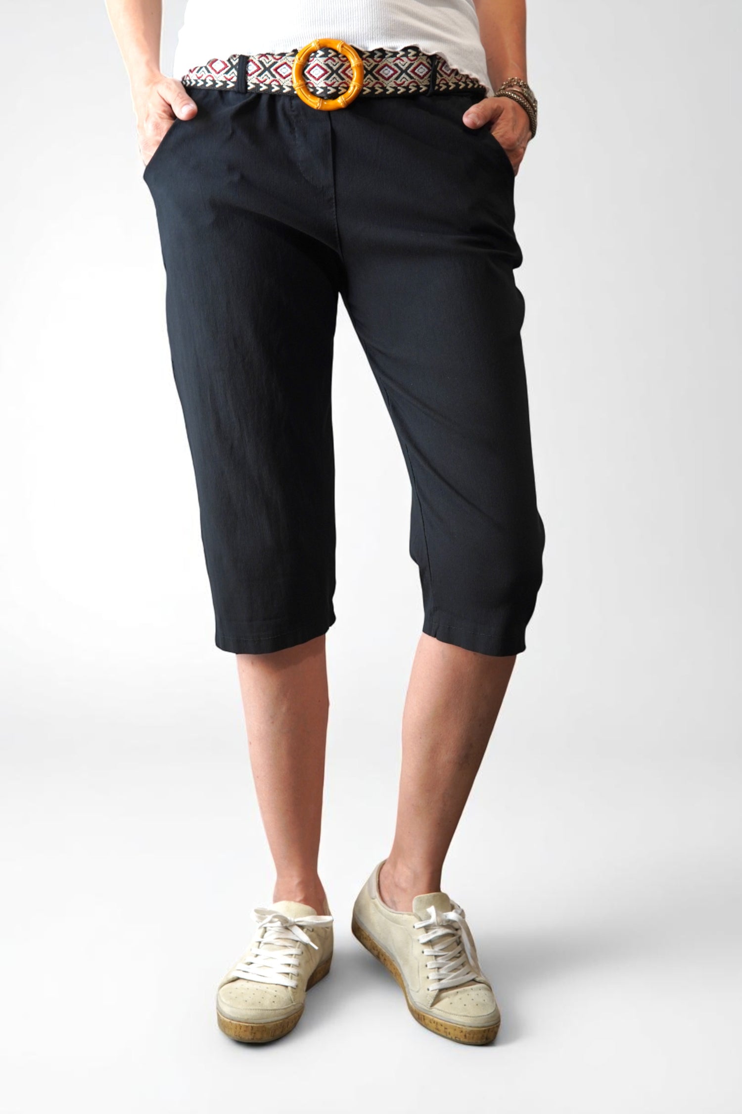  Bermude negre cu design casual-elegant, potrivite pentru ținute de zi sau city walk