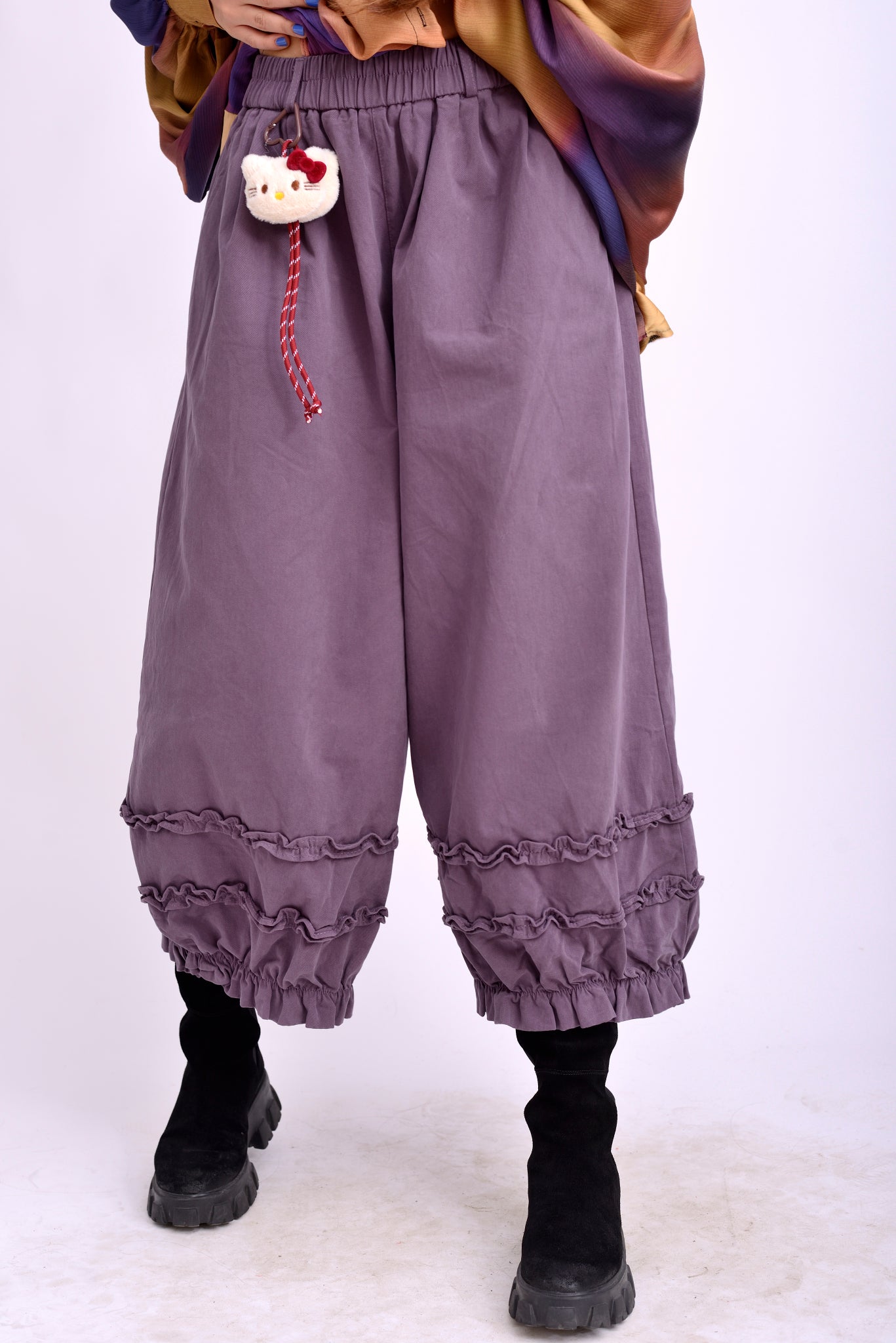 Pantaloni lejeri cu volane la tiv și talie elastică, din 100% bumbac, purtați pe model.