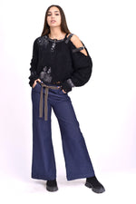 Blugi largi bleumarin cu talie elastică, vedere din față pe model, croială lejeră tip jeans.