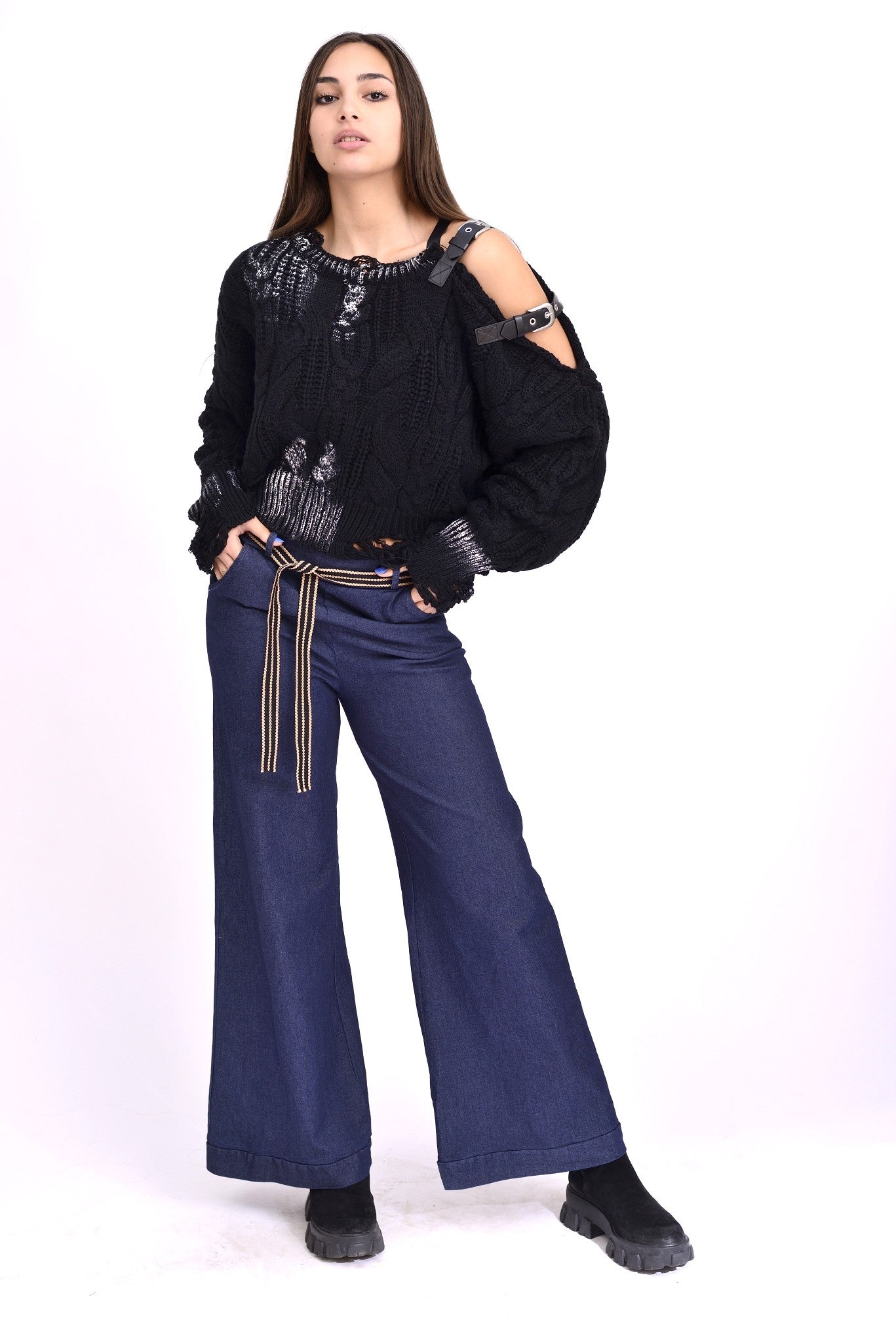 Blugi largi bleumarin cu talie elastică, vedere din față pe model, croială lejeră tip jeans.