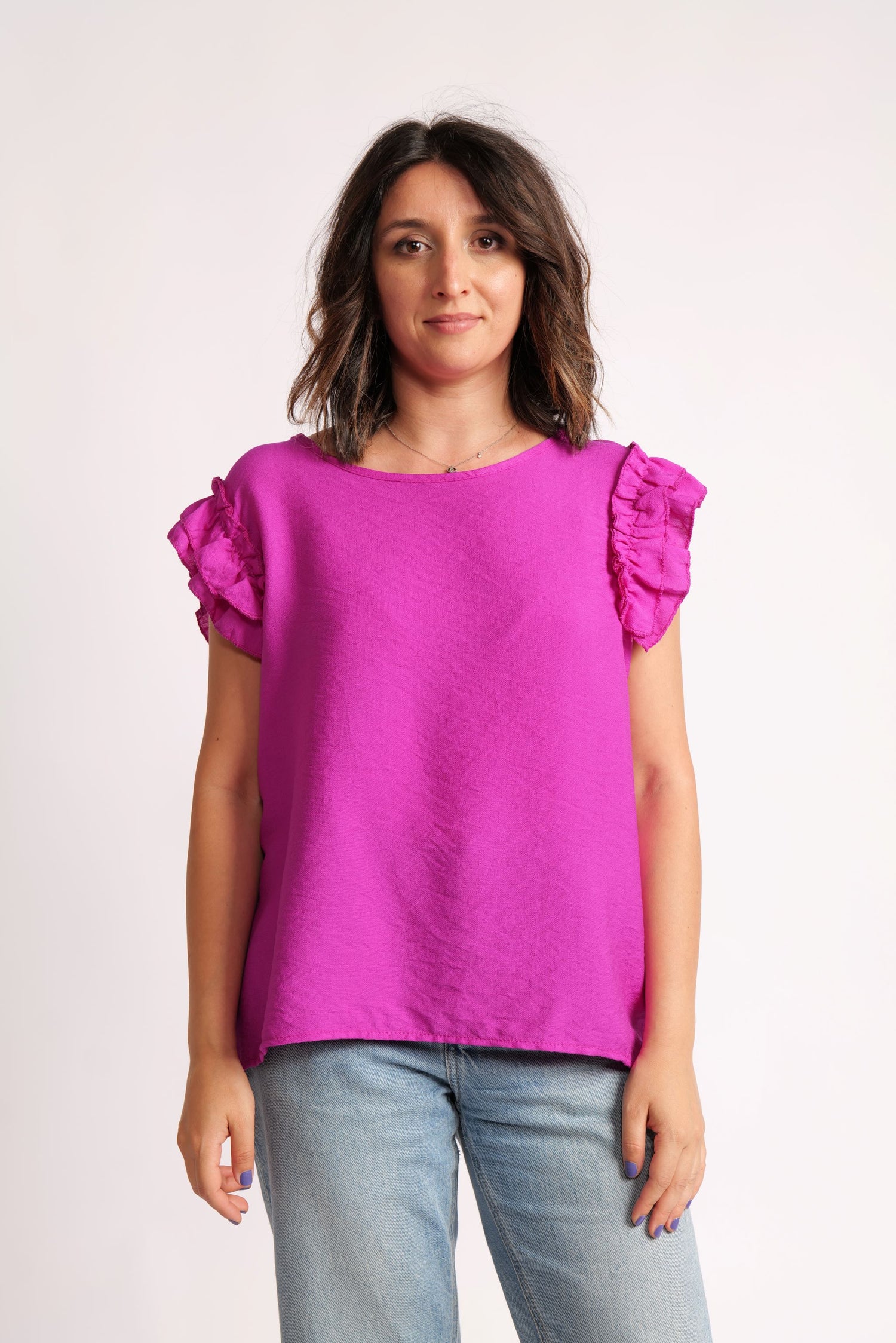 Bluză lejeră Fucsia, fără mâneci, cu volănașe feminine la umeri.