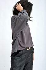 Detaliu mâneci din mătase fină la bluză damă din bumbac, cu aspect fluid.