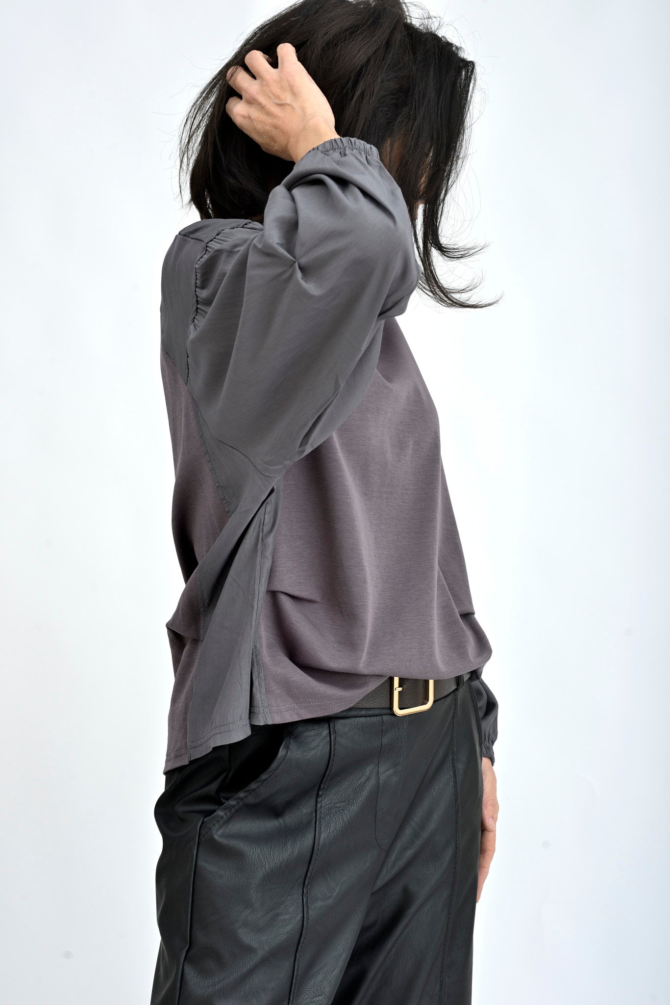 Detaliu mâneci din mătase fină la bluză damă din bumbac, cu aspect fluid.