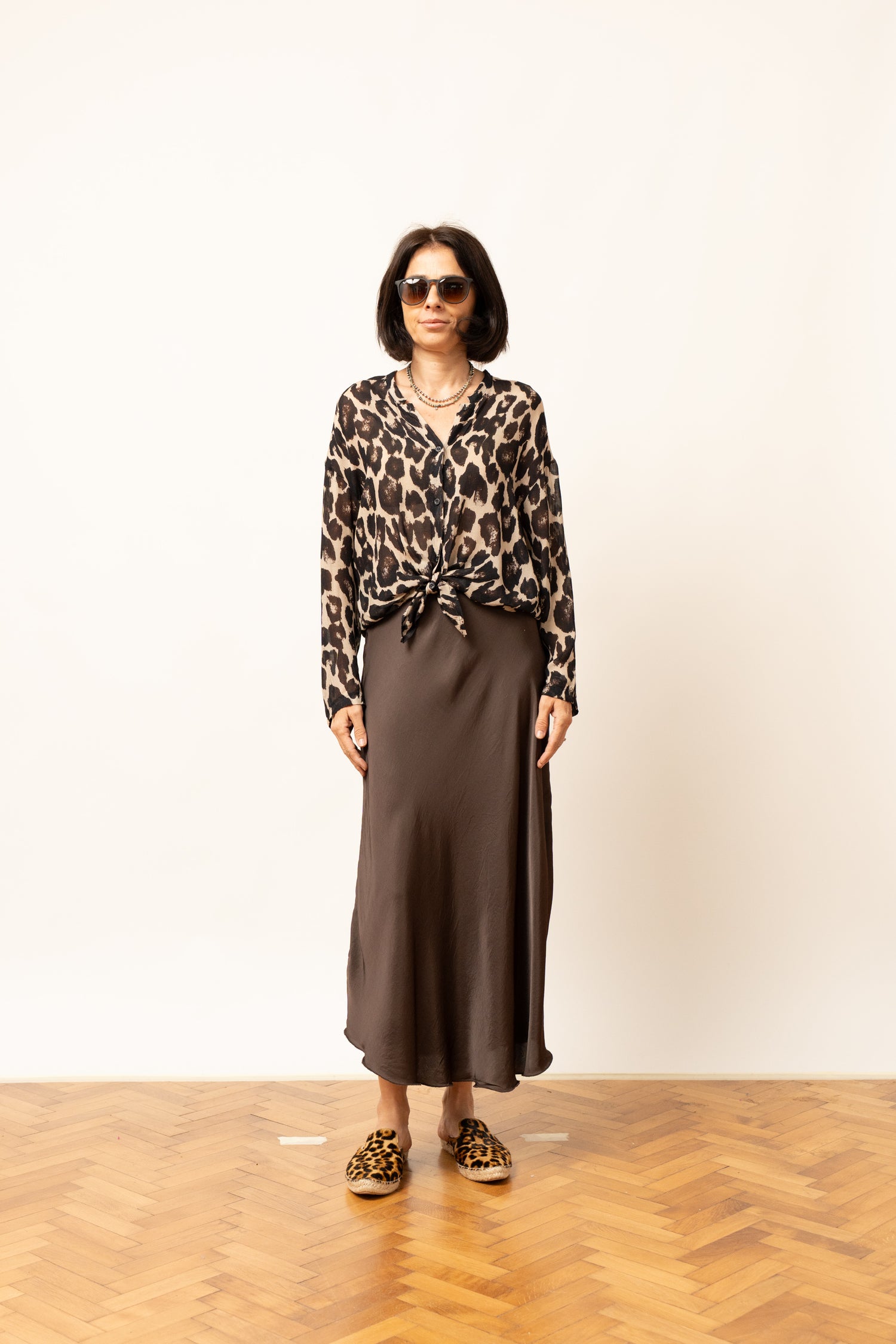 Bluza damă cu imprimeu animal print leopard, vedere din față, asortată cu fustă satinată maro.