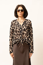 Bluza damă cu imprimeu animal print leopard, vedere din plan apropiat, detaliu nod frontal și guler în V.