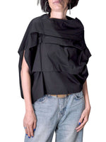 Vedere frontală a bluzei negre asimetrice cu croială lejeră și design minimalist