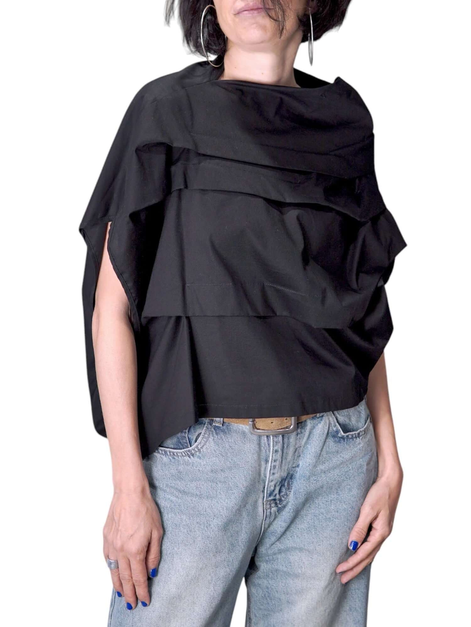 Vedere frontală a bluzei negre asimetrice cu croială lejeră și design minimalist